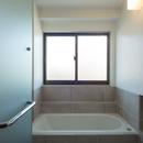 椅子にもなる小上がりのある家：『杉田のリノベーションＢ』の写真 浴室