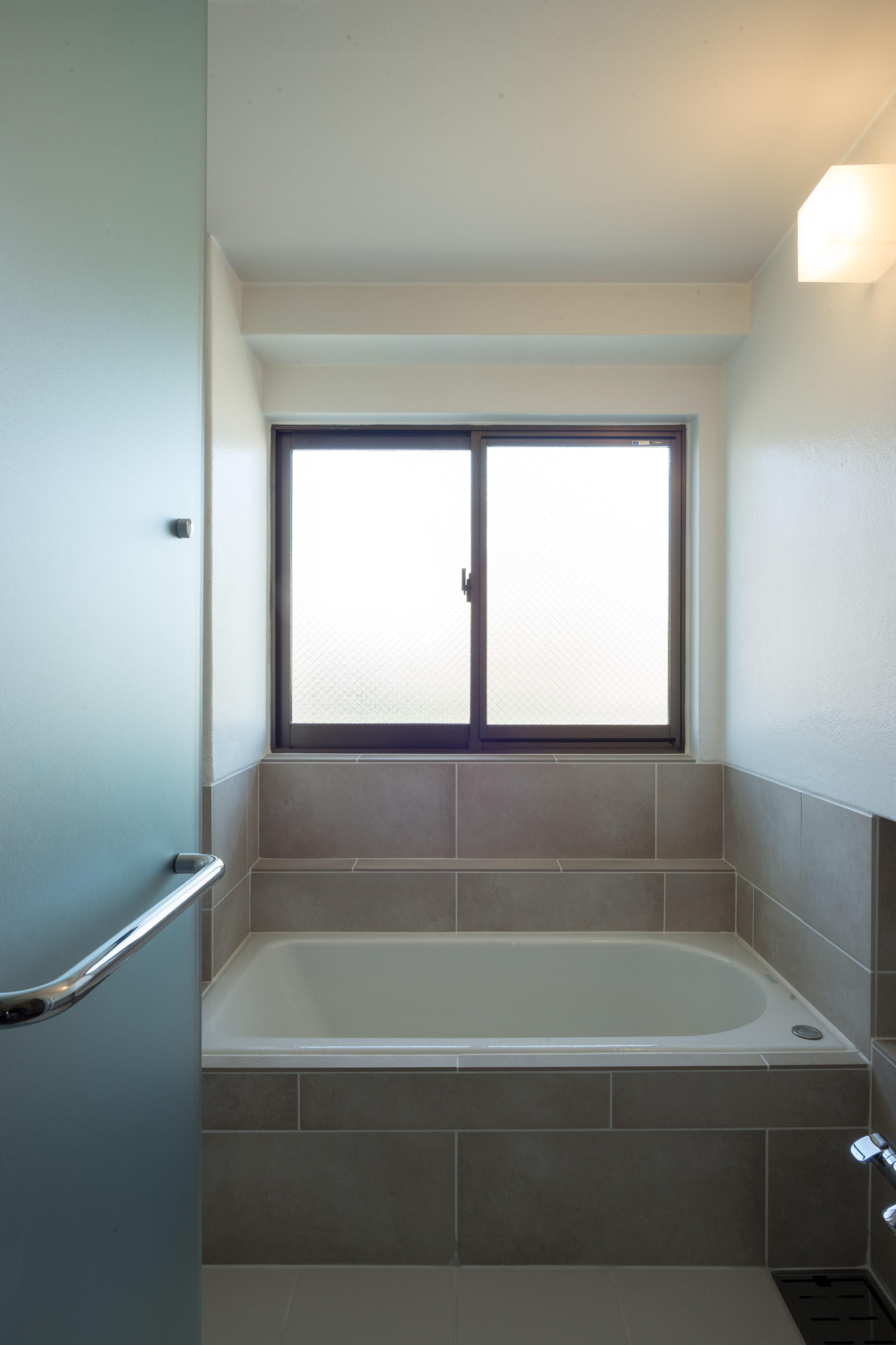 バス/トイレ事例：浴室（椅子にもなる小上がりのある家：『杉田のリノベーションＢ』）