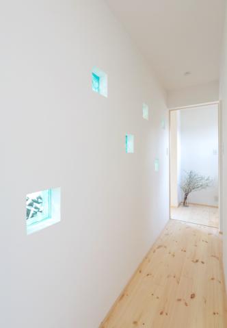 青いガラスブロックを埋め込んだ壁のある廊下 Hidamari その他事例