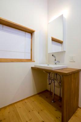 シンプルな洗面台 白壁と木の家 バス トイレ事例 Suvaco スバコ