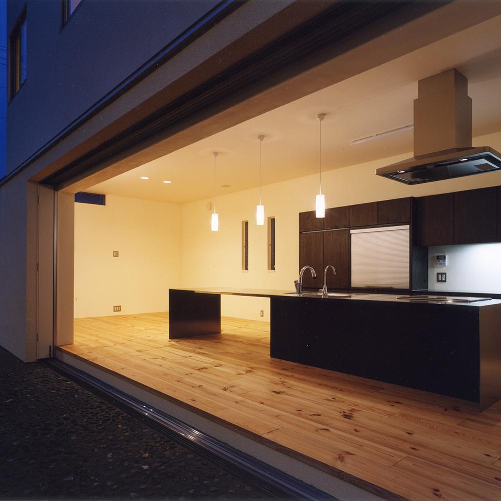 キッチン事例：中庭から4mステンレス天坂キッチン見る（中庭と水盤のある家｜上新田の家）