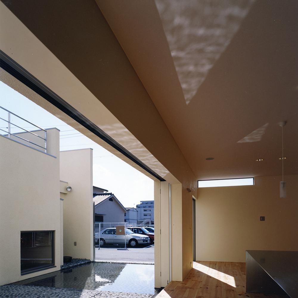 リビングダイニング事例：中庭と水盤05　水盤からの光がリビング天井に「ゆらぎ」を（中庭と水盤のある家｜上新田の家）