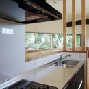 森に浮かぶ家の写真 キッチン