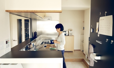 キッチン｜『御器所のマンション K邸』 〜小上がりを使った居場所づくり〜