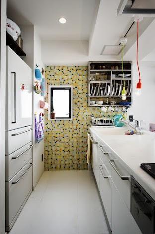 キッチン事例：キッチンの奥の壁（U邸・光と開放感たっぷり！色と雑貨の出会いを楽しむ、キャンバスのような住まいを実現）