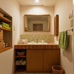 K邸・広くて開放的なＬＤＫに個室も用意。お気に入りのクロスやタイルが楽しい住まい-洗面室