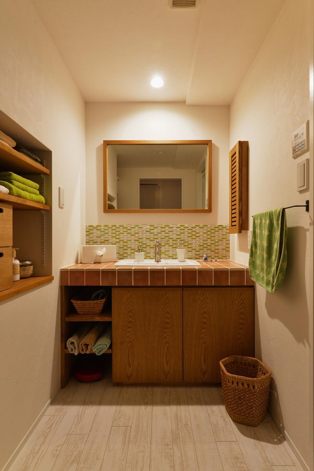 バス/トイレ事例：洗面室（K邸・広くて開放的なＬＤＫに個室も用意。お気に入りのクロスやタイルが楽しい住まい）