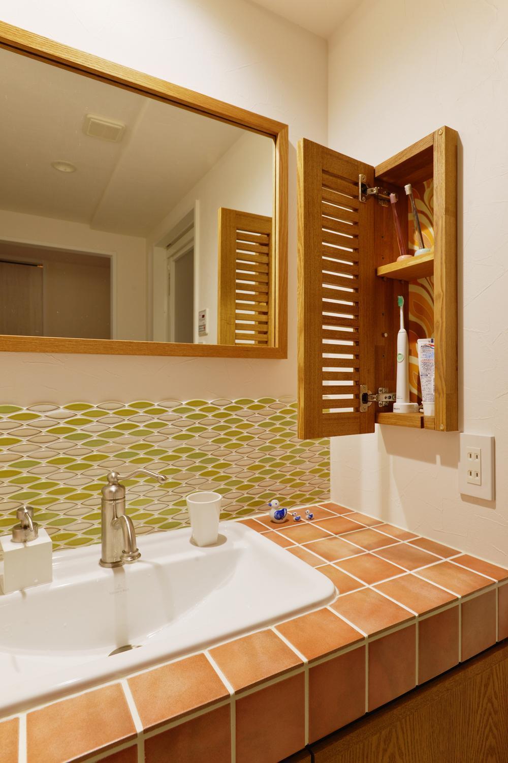 バス/トイレ事例：洗面室の収納（K邸・広くて開放的なＬＤＫに個室も用意。お気に入りのクロスやタイルが楽しい住まい）