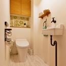 K邸・広くて開放的なＬＤＫに個室も用意。お気に入りのクロスやタイルが楽しい住まいの写真 トイレ