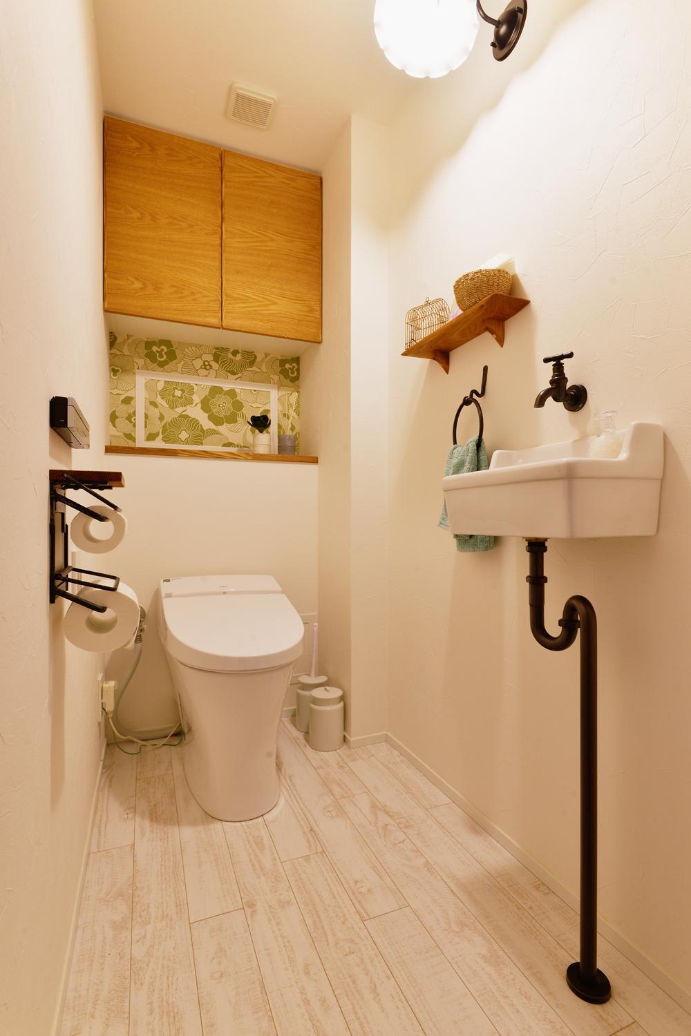 バス/トイレ事例：トイレ（K邸・広くて開放的なＬＤＫに個室も用意。お気に入りのクロスやタイルが楽しい住まい）