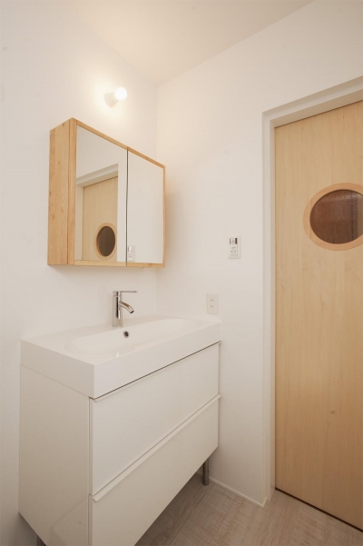 洗面室とトイレのドア (K邸・古いお家を思い切り楽しむ。光あふれる元気な住まい)