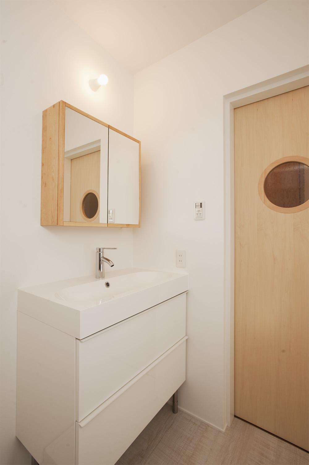 バス/トイレ事例：洗面室とトイレのドア（K邸・古いお家を思い切り楽しむ。光あふれる元気な住まい）