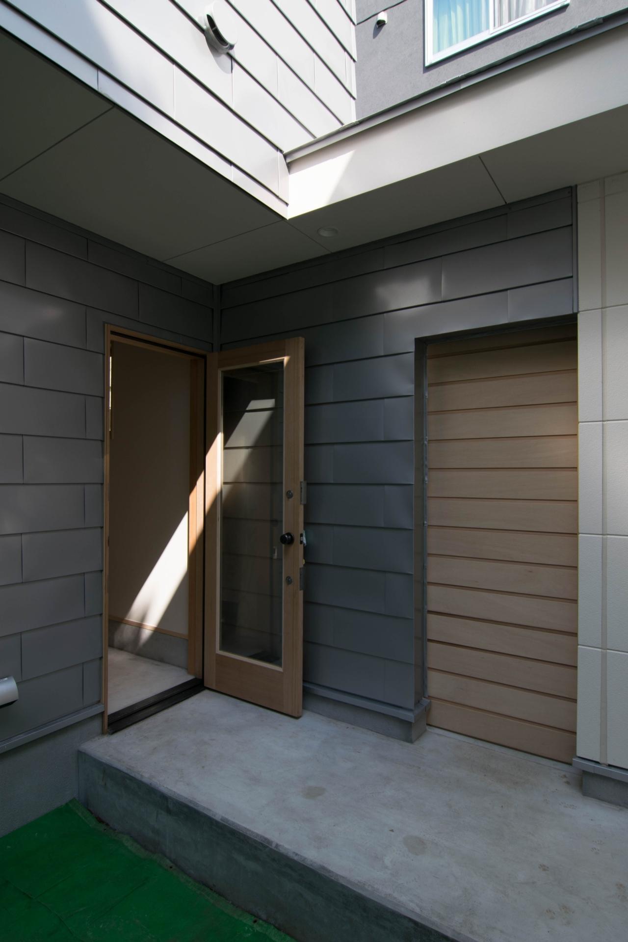玄関事例：玄関ドアと半屋外通路（通り庭の家）