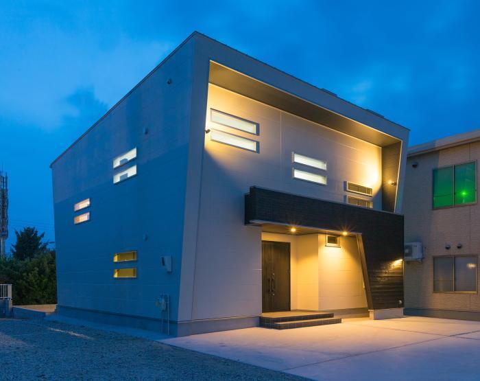 夜景外観 デザインにこだわったシンプルモダン住宅 外観事例 Suvaco スバコ