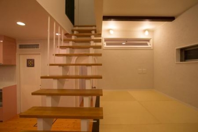 オープン型階段 (Casa Bonita（かわいい家）)