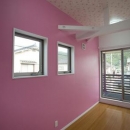 Casa Bonita（かわいい家）の写真 ピンクの壁でポップな洋室