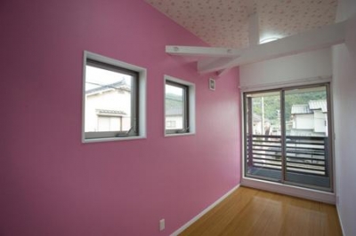 ピンクの壁でポップな洋室 (Casa Bonita（かわいい家）)