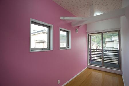 リビングダイニング事例：ピンクの壁でポップな洋室（Casa Bonita（かわいい家））