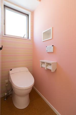 バス/トイレ事例：ピンク色のトイレ（Casa Bonita（かわいい家））