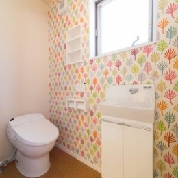 Casa Bonita（かわいい家） (可愛らしい壁紙のあるトイレ)