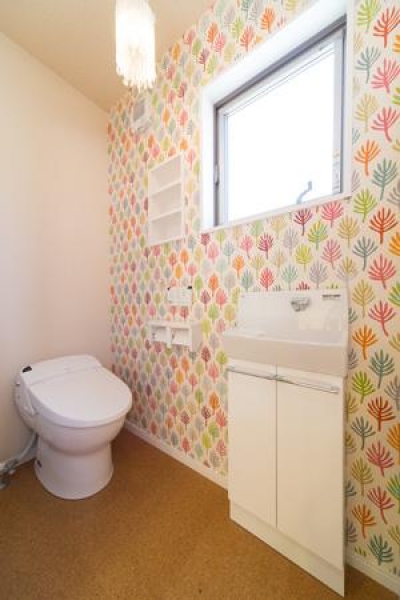 可愛らしい壁紙のあるトイレ (Casa Bonita（かわいい家）)