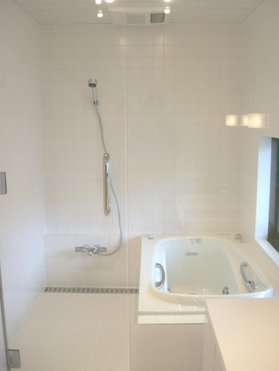 バスルーム (ミニマルバスルーム｜木造住宅２階の洗面浴室のリフォーム｜)