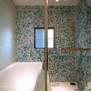 SHAPES—丸・三角・四角の空間を備えた部屋の写真 バスルーム