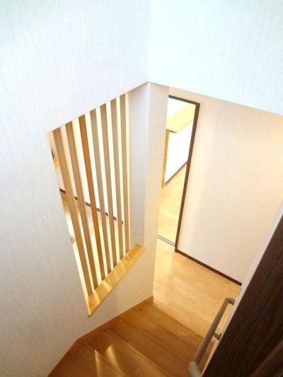 階段 (リビング和室で家族が笑顔でくつろぐ暮らし)
