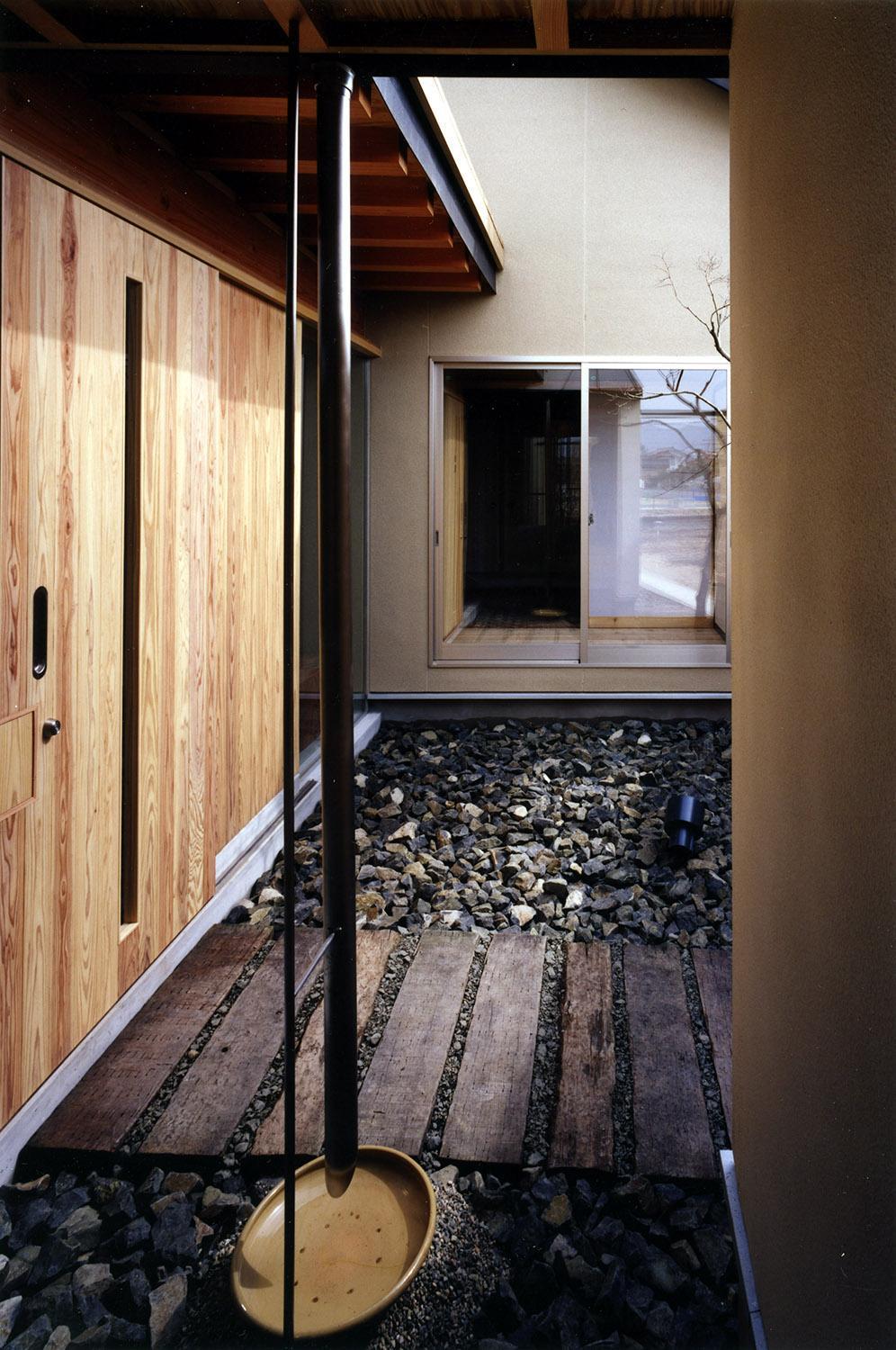 玄関事例：玄関アプローチ（木造スケルトンの家）