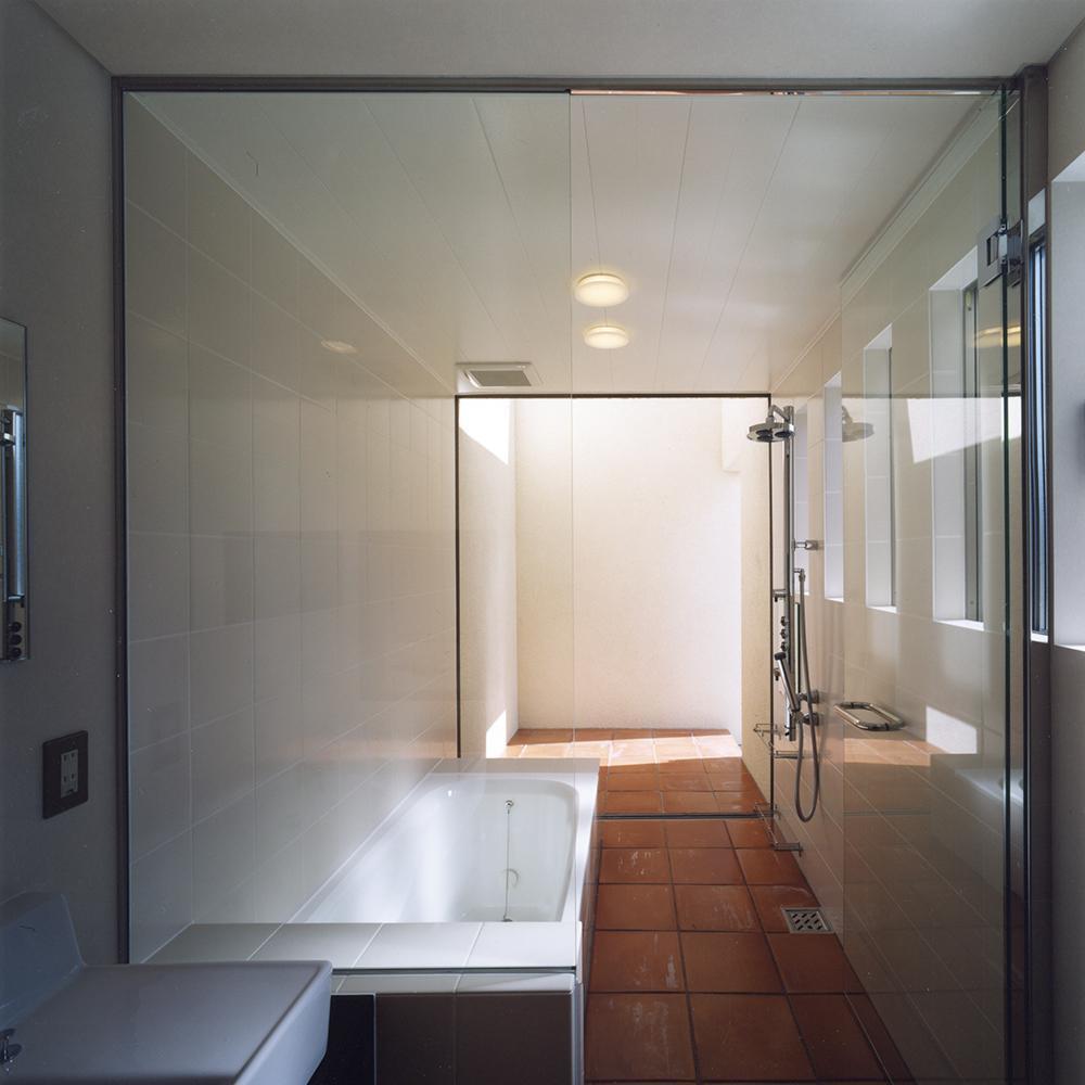 バス/トイレ事例：テラコッタのルーフテラスに繋がる　ガラス張りバスルーム（中庭と水盤のある家｜上新田の家）