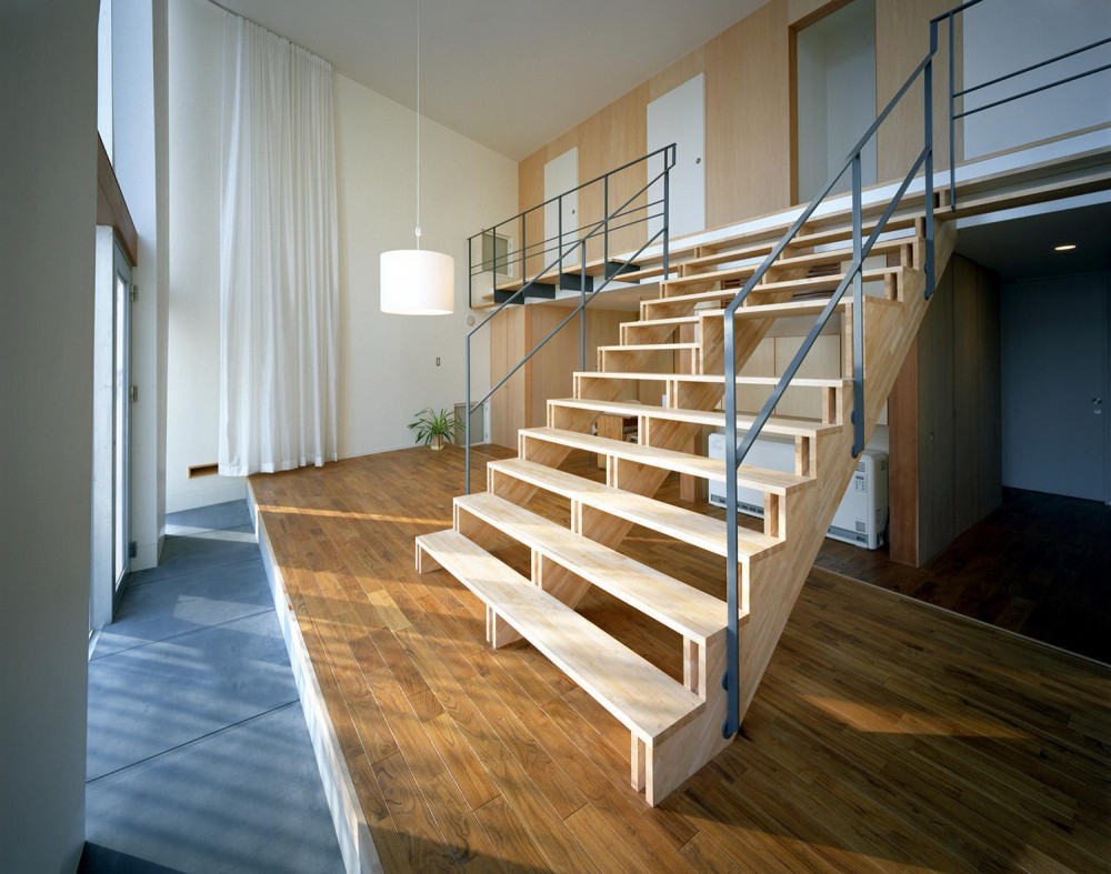 階段の家 (大階段とリビング)