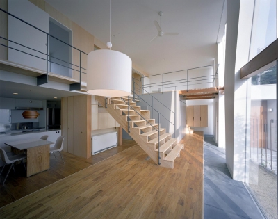 リビングと大階段 (階段の家)