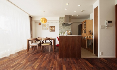 素材をそろえて統一感のある空間に｜M邸・家族と囲む、明るいキッチン