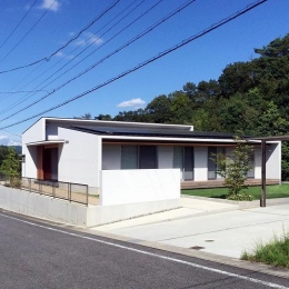 喜多町の家 (カーポートのある白い外観)