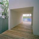三つの中庭のある家・二世帯住宅｜藤沢台の家の写真 洗面浴室から続くウッドテラス