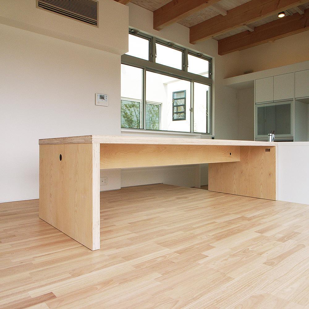 キッチン事例：オリジナルダイニングテーブル（三つの中庭のある家・二世帯住宅｜藤沢台の家）