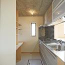 『神領の住宅』 〜 操車場を眺める水平連続窓のある家 〜の写真 キッチン