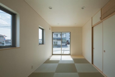 琉球畳を敷き詰めた和室 (萱方の住宅)