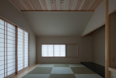 琉球畳を敷き詰めた和室 (四隅のいえ)