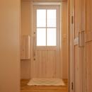 鏡島の家の写真 明かりがいっぱい入り込む無垢の玄関ドア