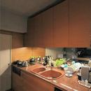 静寂の家　「プラスターが見せる大人の色気」の写真 キッチン