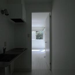 白いアパートメント (廊下)