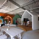 倉庫の中に家型の体験施設を並べたオフィス（近江八幡のワークスペース『はちぷちひろば』）の写真 広場