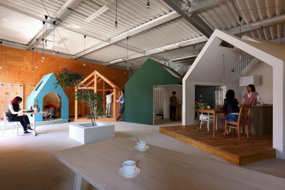 ALTS　DESIGN　OFFICE（アルツデザインオフィス）「倉庫の中に家型の体験施設を並べたオフィス（近江八幡のワークスペース『はちぷちひろば』）」