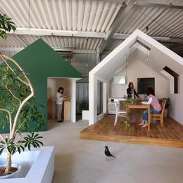 倉庫の中に家型の体験施設を並べたオフィス（近江八幡のワークスペース『はちぷちひろば』）-ＬＤＫ