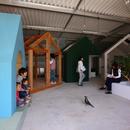倉庫の中に家型の体験施設を並べたオフィス（近江八幡のワークスペース『はちぷちひろば』）の写真 土間