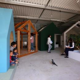 倉庫の中に家型の体験施設を並べたオフィス（近江八幡のワークスペース『はちぷちひろば』）-土間