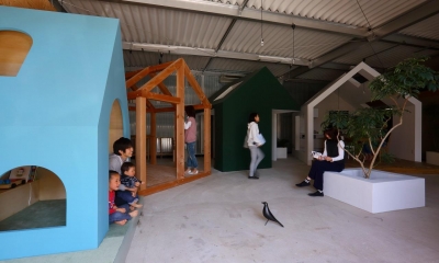 倉庫の中に家型の体験施設を並べたオフィス（近江八幡のワークスペース『はちぷちひろば』） (土間)