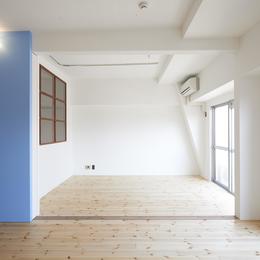 豪徳寺マンション・リノベーション-白い壁と青い黒板塗料の壁
