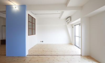 豪徳寺マンション・リノベーション (白い壁と青い黒板塗料の壁)